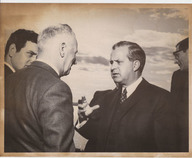 Jean-Jacques Bertrand discute avec un autre homme. D'autres hommes les écoutent.