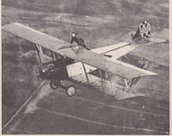 Un pilote marche sur les ailes de son avion en plein vol