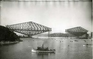 L’assemblage de la portion centre du pont de Québec amenée de la rive sud.
